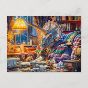 Postal Festiva Tejiendo triceratops en un acogedor sillón