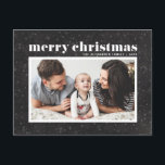 Postal Festiva Tipografía audaz Chalkboard Fotos navideñas de fer<br><div class="desc">Feliz Navidad! Celebra las vacaciones con esta tarjeta postal clásica de festividades fotográficas. Presenta una tipografía audaz retro con un patrón de nieve y copos de nieve sobre un falso fondo de pizarra. Personalice agregando nombres, saludo y foto. Esta postal moderna para Navidades está disponible en otros colores y cartón....</div>