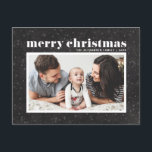 Postal Festiva Tipografía audaz Chalkboard Fotos navideñas de fer<br><div class="desc">Feliz Navidad! Celebra las vacaciones con esta tarjeta postal clásica de festividades fotográficas. Presenta una tipografía audaz retro con un patrón de nieve y copos de nieve sobre un falso fondo de pizarra. Personalice agregando nombres, saludo y foto. Esta postal moderna para Navidades está disponible en otros colores y cartón....</div>
