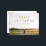 Postal Festiva Tipografía audaz simple fotografía Navidades moder<br><div class="desc">Postal minimalista moderna Navidades con un diseño simple y mínimo con "Feliz Navidad" en tipografía audaz junto con tu apellido en un guión elegante sobre tu foto panorámica favorita. La plantilla incluye una superposición de gradiente puro para garantizar que el texto es fácil de leer sobre la imagen y se...</div>