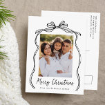 Postal Festiva Vintage Black Bow Merry Christmas Photo<br><div class="desc">Celebre la temporada de vacaciones con esta encantadora postal de Navidades que incluye la foto de su familia enmarcada por una reverencia negra festiva y una cinta sobre un crujiente fondo blanco. "Feliz Navidad" está elegantemente escrito en un encantador guión manuscrito negro, con espacio para personalizar el nombre de tu...</div>