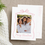 Postal Festiva Vintage Pink Bow Merry Christmas Photo<br><div class="desc">Celebre la temporada de fiestas con esta encantadora postal de Navidades que incluye la foto de su familia enmarcada por un arco rosado festivo y una cinta de fondo blanco y fresco. "Feliz Navidad" está elegantemente escrito en un encantador guion manuscrito rosado, con espacio para personalizar el nombre de tu...</div>