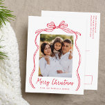 Postal Festiva Vintage Red Bow Merry Christmas Photo<br><div class="desc">Celebre la temporada de vacaciones con esta encantadora postal de Navidades que incluye la foto de su familia enmarcada por un arco rojo festivo y una cinta de fondo blanco y fresco. "Feliz Navidad" está elegantemente escrito en un encantador guión escrito a mano rojo, con espacio para personalizar tu nombre...</div>