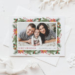 Postal Festiva Watercolor Winter Botanicals Merry Christmas Photo<br><div class="desc">Feliz Navidad! Envíe sus deseos y saludos de vacaciones a la familia y amigos con esta tarjeta postal de fotos de Navidades florales de personalizable. Cuenta con pinares acuáticos, agujas de pino, hoyos, bayas y poinsettia. Personalice agregando nombres, mensajes y una foto horizontal. Esta tarjeta postal antigua de vacaciones florales...</div>