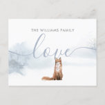 Postal Festiva Winter Woodland Fox Family Name Script Love<br><div class="desc">Personaliza tu nombre en esta postal de vacaciones de moda con un zorro sobre un fondo de bosque de invierno. Diseñado por Thisisnotme©</div>