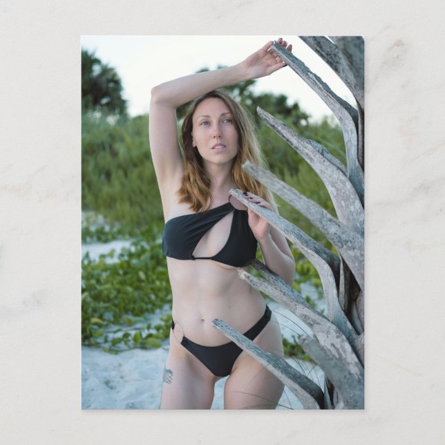 Postal Festiva Woman In Black Bikini Posing On Sandy Beach (Anverso)