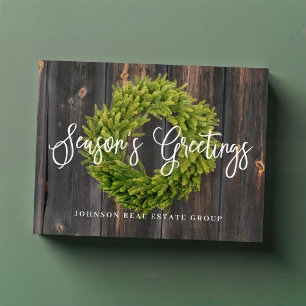 Postal Festiva Wreath de follaje sobre la madera   Saludos de tem