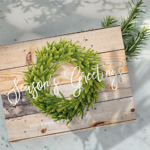 Postal Festiva Wreath de Pine en la madera   Saludos de temporada