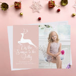 Postal Festividad de Moda de renos de Navidades rosados b<br><div class="desc">Un elegante ciervo blanco salta por encima de las palabras de los Navidades Esta es la temporada para ser alegre en esta hermosa tarjeta de vacaciones. Clásica elegancia con un reno de bonito sobre una preciosa caligrafía y una foto familiar llenando la parte delantera de esta encantadora tarjeta de saludo...</div>