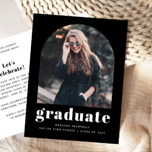 Postal Fiesta de Graduación en Blanco y Negro con Arco de