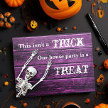 Postal Fiesta de la casa del Personalizado de Halloween P<br><div class="desc">Esto no es un truco, nuestro fiesta de la casa es un regalo. Una tierna invitación de postales para fiestas de limpieza de Halloween o cambio de tarjeta de dirección para una familia que se ha mudado en el mes de octubre. Un gracioso esqueleto en una espeluznante pared morada para...</div>