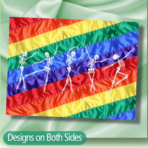 Postal FIESTA gay de la bandera arcoíris del esqueleto de