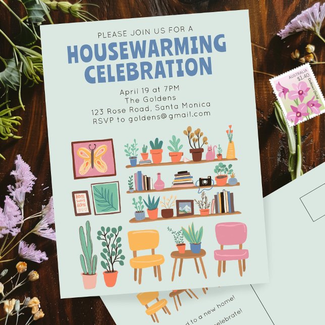 Postal Fiesta que calienta el hogar invita a una sala de  (Housewarming Party Invite Cute Living Room Shelves Houseplants Postcard Invitation
)