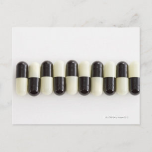 Postal Fila de pastillas blancas y negras