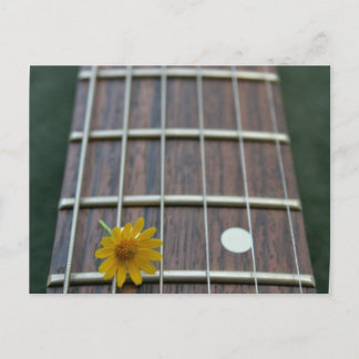 Postal Flor amarilla en el cuello de guitarra que baja