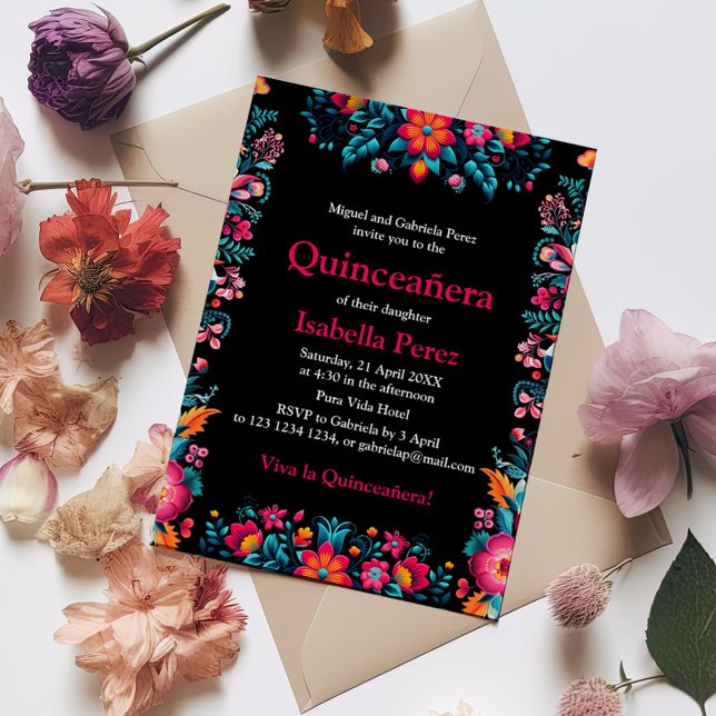 Postal Floral Quinceanera Black Mexican Fiesta Cumpleaños (Floral Quinceanera Black Mexican Fiesta Birthday Postcard on a table surrounded with flowers.)