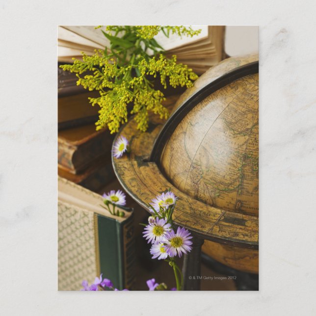 Postal Flores con globo antiguo y libros (Anverso)