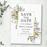 Postal Flores De Agua Delicadas Doradas Salven La Fecha<br><div class="desc">Moderno acuarela Boda de Flor silvestre Invitación de compromiso Save The Date Postcard incluye flores silvestres amarillas,  rosas,  violetas,  polvorientas azules y blancas,  hojas de eucalipto,  hojas verdes de salvia y otros vegetación botánica en un marco dorado.</div>