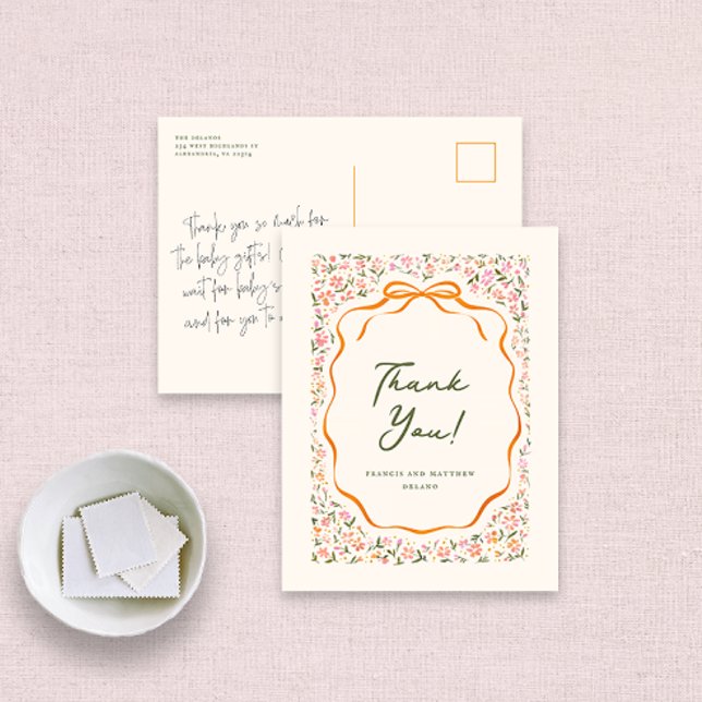 Postal Flores delicadas rosadas y lazo naranja Gracias (pretty pink wildflowers and orange bow thank you note postcard)