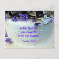 Flores moradas pastel boda con verso de la Biblia