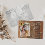 Postal Flores rusticas 2 Foto Madera Salven la fecha<br><div class="desc">Rústico girasol 2 Foto Madera Salven la postal de la fecha - Anuncie su fecha boda a su familia y amigos con nuestra rústica salven la postal de la fecha. Postcard contiene 2 de sus fotos, en la parte delantera acentuada por sunguosos girasoles, aliento del bebé, algodón y vegetación rodeados...</div>