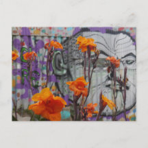 Flores y arte callejero en Valparaiso, Chile