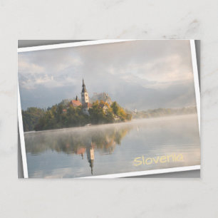 Postal Foggy Bled Lake sunrise en Eslovenia