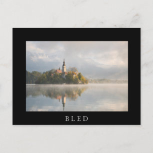 Postal Foggy Bled Lake sunrise en otoño en Eslovenia