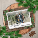 Postal Foliage botánico curado de Green Berries<br><div class="desc">Única, clásica, moderna, bonito y decorativa tarjeta de vacaciones. Cute Happy Holidays saludo texto y habitación para personalizar o personalización con una foto, nombre de familia (o nombres individuales) y mensaje de su elección. Enmarcado por bayas rojas de vino de Borgoña y ramos de flores de color verde oscuro en...</div>