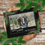 Postal Foliage botánico curado de Green Berries<br><div class="desc">Única, clásica, moderna, bonito y decorativa tarjeta de vacaciones. Cute Happy Holidays saludo texto y habitación para personalizar o personalización con una foto, nombre de familia (o nombres individuales) y mensaje de su elección. Enmarcado por bayas rojas de vino de Borgoña y ramos de flores de color verde oscuro sobre...</div>
