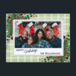 Postal Foliage botánico de Green Holly Red Berries<br><div class="desc">Única, clásica, moderna, bonito y decorativa tarjeta de vacaciones. Cute Happy Holidays saludo texto y habitación para personalizar o personalización con una foto, nombre de familia (o nombres individuales) y mensaje de su elección. Enmarcado por bayas rojas de vino de Borgoña y ramos de flores verdes en una elegante casita...</div>