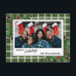 Postal Foliage botánico de Green Holly Red Berries<br><div class="desc">Única, clásica, moderna, bonito y decorativa tarjeta de vacaciones. Cute Happy Holidays saludo texto y habitación para personalizar o personalización con una foto, nombre de familia (o nombres individuales) y mensaje de su elección. Enmarcado por bayas rojas de vino de Borgoña y ramos de flores verdes en una elegante casa...</div>