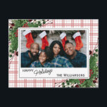 Postal Foliage botánico de Green Holly Red Berries<br><div class="desc">Única, clásica, moderna, bonito y decorativa tarjeta de vacaciones. Cute Happy Holidays saludo texto y habitación para personalizar o personalización con una foto, nombre de familia (o nombres individuales) y mensaje de su elección. Enmarcado por bayas rojas de vino de Borgoña y ramos de flores de color verde oscuro en...</div>