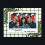Postal Foliage botánico de Green Holly Red Berries<br><div class="desc">Única, clásica, moderna, bonito y decorativa tarjeta de vacaciones. Cute Happy Holidays saludo texto y habitación para personalizar o personalización con una foto, nombre de familia (o nombres individuales) y mensaje de su elección. Enmarcado por bayas rojas de vino de Borgoña y ramos de flores de color verde oscuro en...</div>