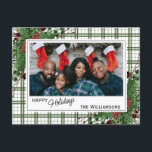 Postal Foliage botánico de Green Holly Red Berries<br><div class="desc">Única, clásica, moderna, bonito y decorativa tarjeta de vacaciones. Cute Happy Holidays saludo texto y habitación para personalizar o personalización con una foto, nombre de familia (o nombres individuales) y mensaje de su elección. Enmarcado por bayas rojas de vino de Borgoña y ramos de flores de color verde oscuro en...</div>