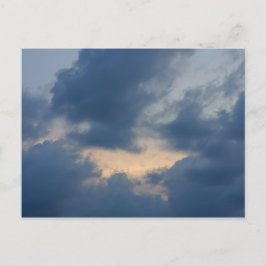 Postal Fondo del cielo con las nubes negras.