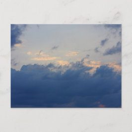 Postal Fondo del cielo con las nubes negras.