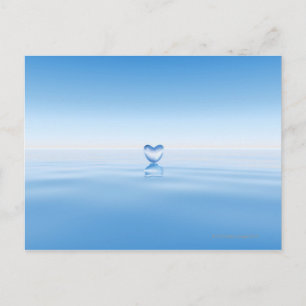 Postal Forma clara del corazón en el agua