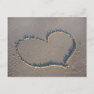 Postal Forma del corazón dibujada en la arena.