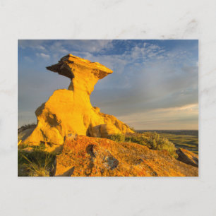 Postal Formación de Badlands esculpidos en pastizales cor