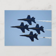 Formación de diamante de los Blue Angels en primer