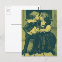 Foto antigua de amor y romance, niños besándose