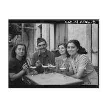 Foto antigua de personas comiendo helado
