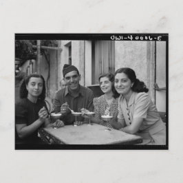 Postal Foto antigua de personas comiendo helado