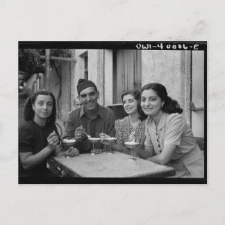 Postal Foto antigua de personas comiendo helado