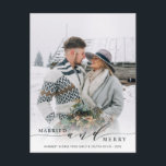 Postal Foto casada y festividad recién casada<br><div class="desc">Celebra a tus primeros Navidades casados con tu familia y amigos. Para una personalización más avanzada de este diseño,  haga clic en el enlace Personalizar Más adelante para cambiar el tipo de letra,  tamaño,  color,  etc.</div>