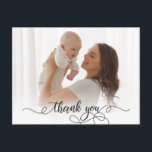 Postal Foto de bebé recién nacido caligrafía moderna Grac<br><div class="desc">Elegante guión moderno de caligrafía recién nacido foto de bebé gracias postal. Presenta un hermoso texto de "gracias" en un guión de superposición de foto de tipografía de cola de flujo de caligrafía manuscrita. Al revés, un mensaje personal prefabricado en blanco y negro. Fácil de personalizar con la foto y...</div>