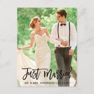 Postal Foto de boda moderna recién casados letra pincel