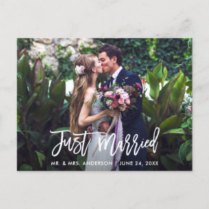 Postal Foto de boda recién casados con letra de pincel mo
