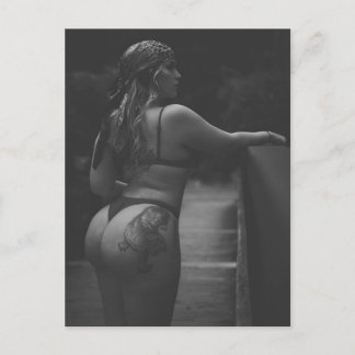 Postal Foto de Chica en bikini blanco y negro caliente